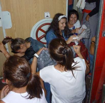 Кошмарно пътуване: стотици хора натъпкани до тоалетните във влака за Бургас