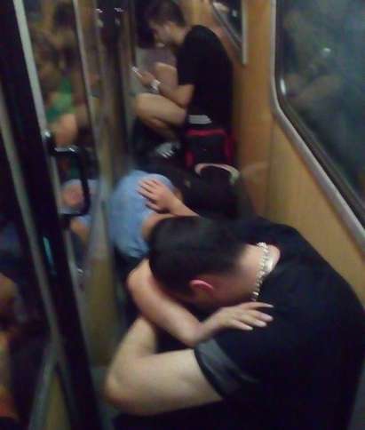 Ужасно пътуване с влак за Варна, пътници се търкалят като плъхове на пода