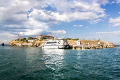 Плувният маратон от остров Света Анастасия до Моста ще бъде атракцията на тази неделя