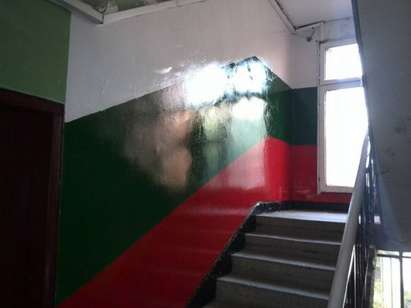 Перничанин-патриот боядиса входа на блока си с цветовете на националния трибагреник