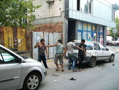 Цигани се млатят с метални колове в центъра на Хасково(СНИМКИ)