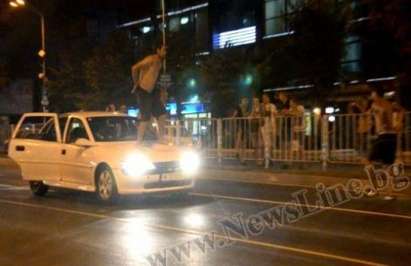 Среднощен екшън: Цигани друсат кючек върху тавана на кола пред Общината във Варна