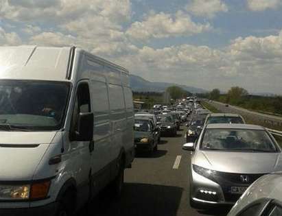 Километрични задръствания на АМ "Тракия" преди входа на Бургас, шофирайте внимателно
