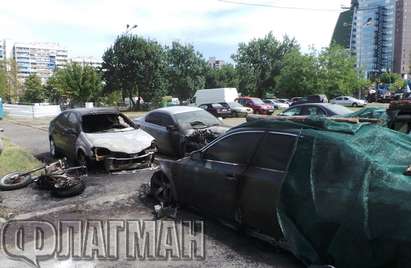 Четири автомобила и мотор пламнаха като факли на охраняем паркинг в бургаския ж.к."Славейков" (СНИМКИ)