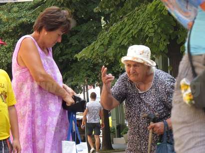 Бабки замениха циганчета-просяци в Бургас, дебнат слънчасалите от плажа