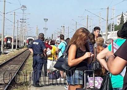 Бързият влак за София изобщо не бърза, тръгва от Бургас със 75 мин. закъснение (СНИМКИ)