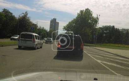 Брутално! Пиян шофьор вози в кола без номера тумба цигани на сватба в Бургас