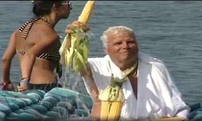 Поет протестира на плаж срещу забраната на варена царевица