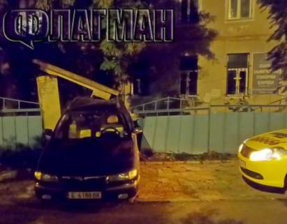 Благоевградска Мазда се вгради в Евангелската съборна църква в Бургас (СНИМКИ)