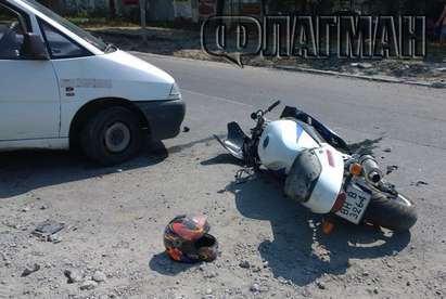Моторист се заби в микробус на метри от КАТ-Бургас, оцеля по чудо (СНИМКИ)