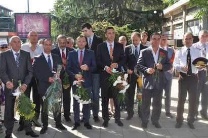 С венци и цветя Бургас почете Съединението