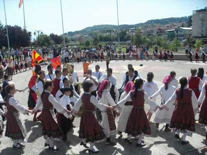 Танцьори от Каменар представиха в Македония красотата на българския фолклор
