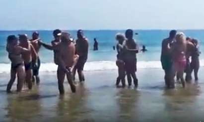 Десетки играят блус, хора и танца на пингвина на плажа в Приморско (видео)