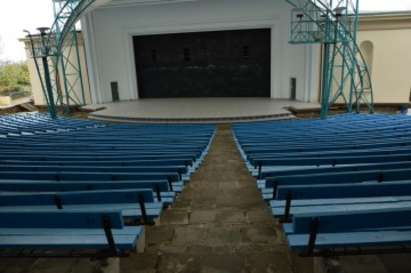 Започва ремонтът на Летния театър, сменят седалките и пода