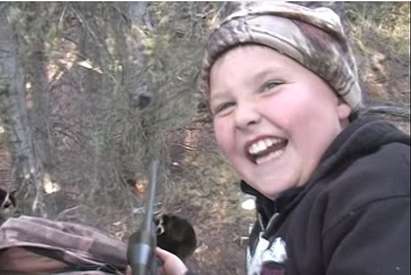 Ужас: Деветгодишен застреля мече за ЧРД (ВИДЕО 18+)