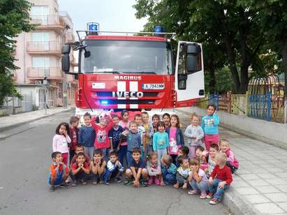 Показаха на децата в Приморско какво е да си пожарникар (СНИМКИ)