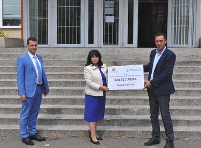 Министър връчи чек от 824 хил.лв. на кмета Димитър Николов за отоплитентата станция в Меден рудник