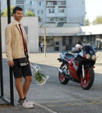 Ученик от Бургас изби рибата с дрескод: Сако, вратовръзка, къси гащи и чантичка „Адидас“