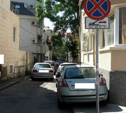 Сигнал до Флагман: Нагли шофьори превърнаха улица в центъра на Бургас в паркинг (СНИМКИ)