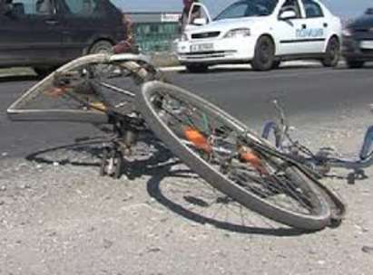 Кола помете велосипедист в „Победа”, пострадал е тежко
