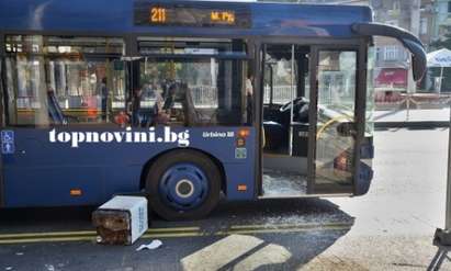 Бесен съпруг потроши автобус 211 в Бургас с кошче за боклук