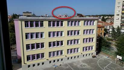 Опасни строителни материали висят от покрива на Търговската гимназия