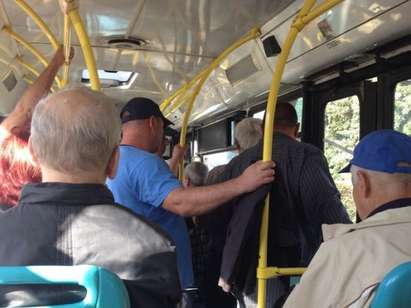 Трима джебчии обраха пенсионер в автобус
