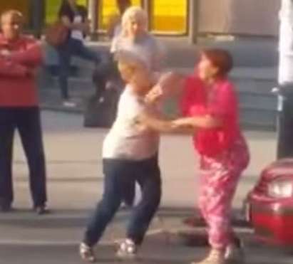 Женски бой насред улицата след отнето предимство (ВИДЕО)