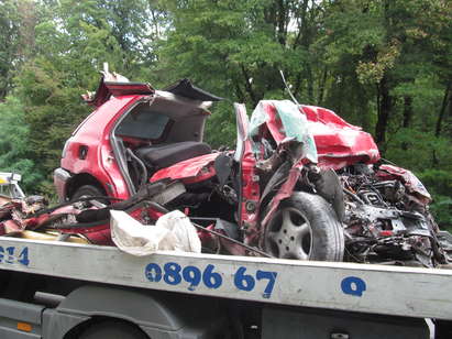 Шофьорът на Фолксвагена чистил запотеното стъкло, когато се забил в ТИР-а край Варна