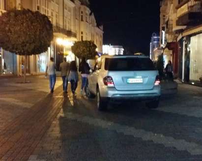 Нагъл шофьор паркира лъскавия си автомобил в пешеходна зона