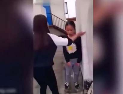 Агресивна 14-годишна девойка зверски преби малко момиче (ВИДЕО)