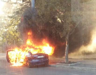 Извънредно! Кола се заби в стълб и избухна в пламъци на ул. „Чаталджа” в Бургас
