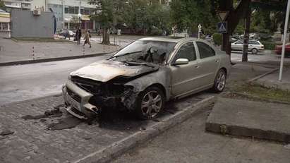 Подпалиха колата на кандидат-кметица в Ямбол (СНИМКИ)