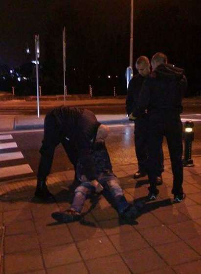 По нашенски: Мъж в безсъзнание 50 минути чака линейка, друг го рита в главата, полицията само гледа (СНИМКИ)