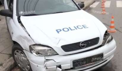 Полицай мина на червено на оживено кръстовище, отнесе друга кола