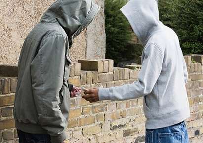 15-годишен престъпник се разхожда с джобове пълни с дрога в айтоски парк