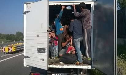 Нашествие: Спипаха конвой от коли, натъпкани с бежанци, край Созопол