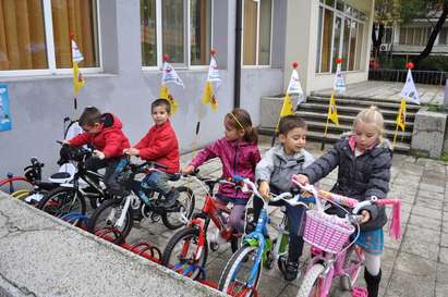 Бургаски деца ходят на градина с колело