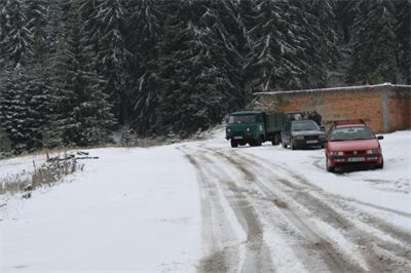 Падна сняг на проходите в Родопите (Снимки)