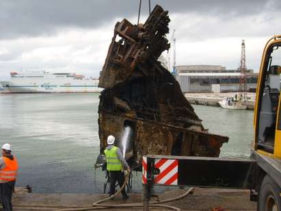 Извадиха останките на потънал кораб от бургаското пристанище (СНИМКИ)