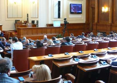 Парламентът пак събра кворума с клизма