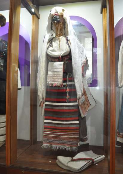 Ансамбъл „Странджа“ облича рядка носия на тракийски преселници