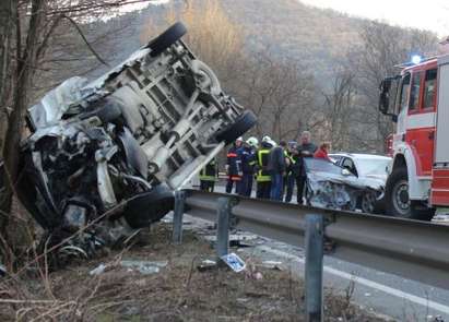 Румънско семейство с две деца в колата оцеля по чудо в тежка катастрофа на пътя Русе-Бяла