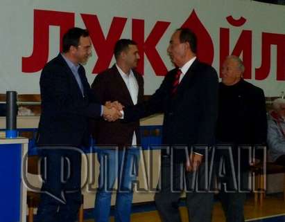 Кметът Димитър Николов награди баскетболните легенди на Бургас