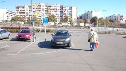 Бургазлия паркира колата си на място за инвалиди пред голям магазин в „Меден рудник“