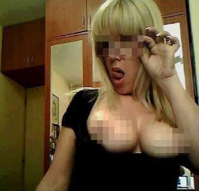 Учителка по музика лъсна с голи снимки в интернет (18+)