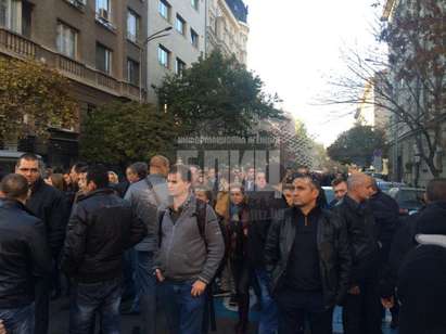 Протестиращи полицаи блокираха София, искат оставка на Бъчварова