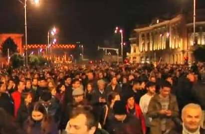 Над 20 000 души излязоха на антиправителствен протест в Букурещ, развяха знамето на революцията