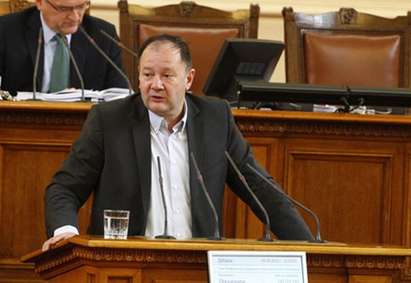 Лидерът на БСП подчертава победата на ГЕРБ с речи в парламента