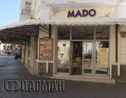 Разплата с павета: Потрошиха витрините на сладкарница “МАДО” в центъра на Бургас (СНИМКИ)